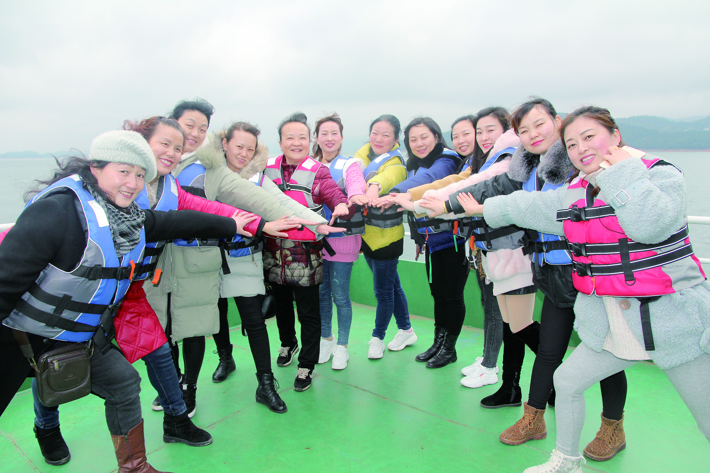 圖為女員工們在誓言：“我為邵陽湘運加油，我與邵陽湘運共存。”  李高雄  攝影報道