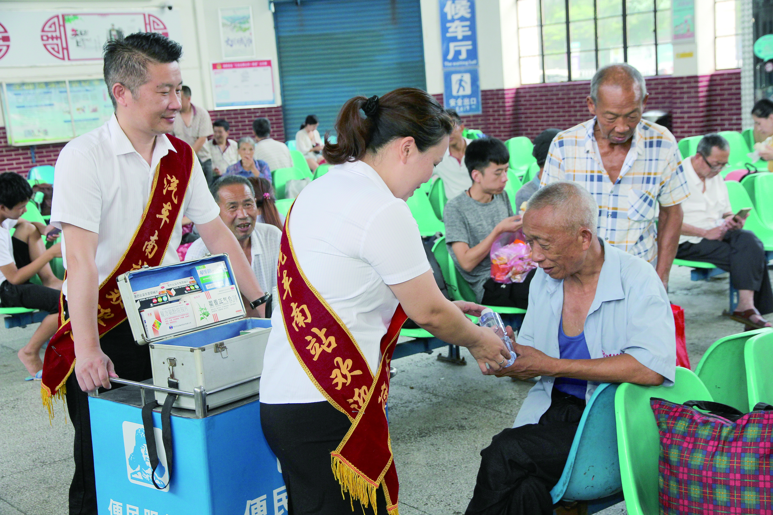 邵陽(yáng)汽車南站：夏日送清涼 點(diǎn)滴沁人心 （李高雄 唐謨千報(bào)道）