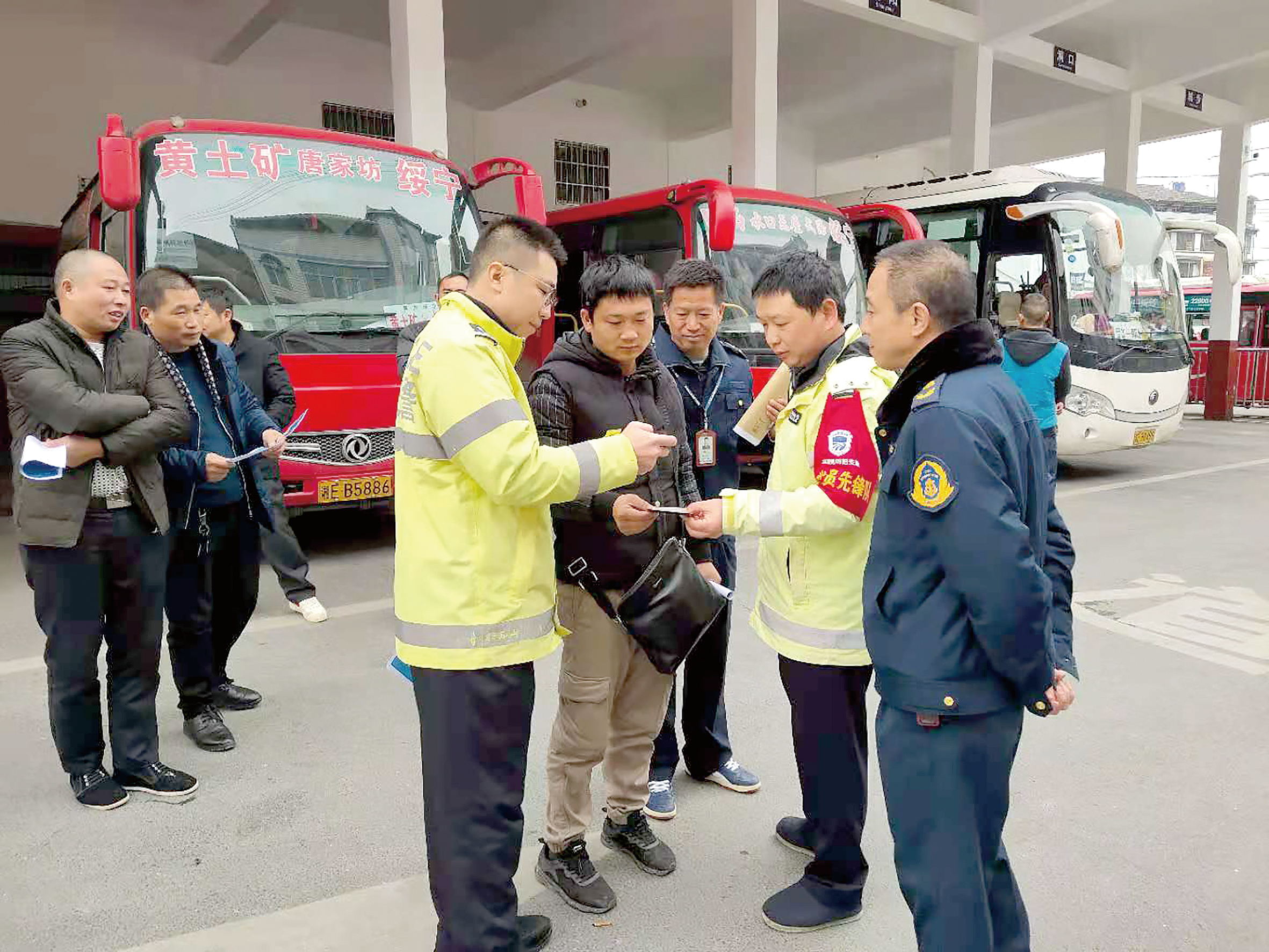 12月2日是全國交通安全日。當(dāng)天上午10時，綏寧分公司汽車總站舉行“知危險會避險、安全文明出行——關(guān)注農(nóng)村交通安全、暢行美麗鄉(xiāng)村”122交通安全日主題宣傳活動。 ? 此活動用生動的事例教育廣大從業(yè)人員樹立美麗鄉(xiāng)村安全暢行責(zé)任意識、服務(wù)意識，進(jìn)一步增強(qiáng)廣大從業(yè)人員安全事故的防范意識、辨別意識，緊急避險應(yīng)急處理方法。 省高速交警綏寧大隊、綏寧縣運管所等負(fù)責(zé)人到活動現(xiàn)場進(jìn)行指導(dǎo)。  劉永松